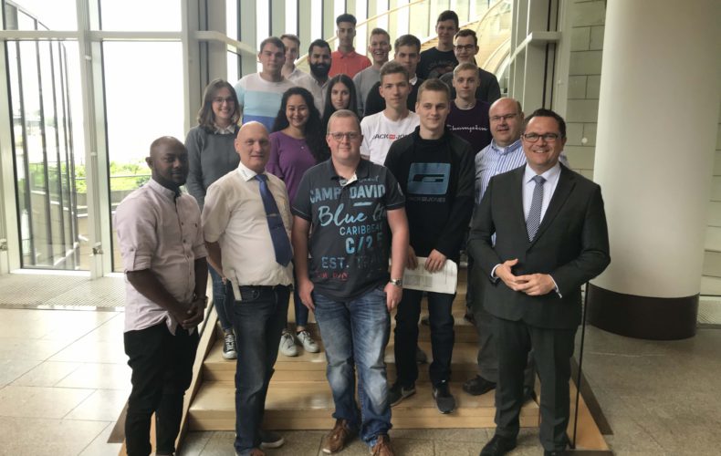 Auszubildende von Werkzeugtechnik Plettenberg besuchen Landtag